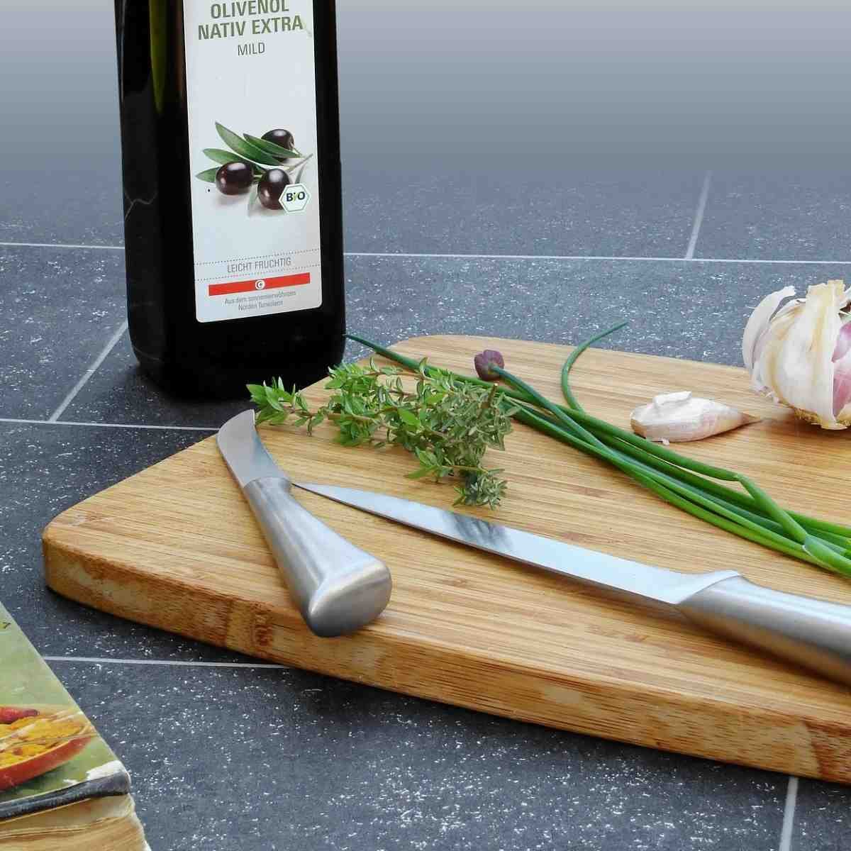 What Knife Do You Use to Cut Pineapple? Meals to Share