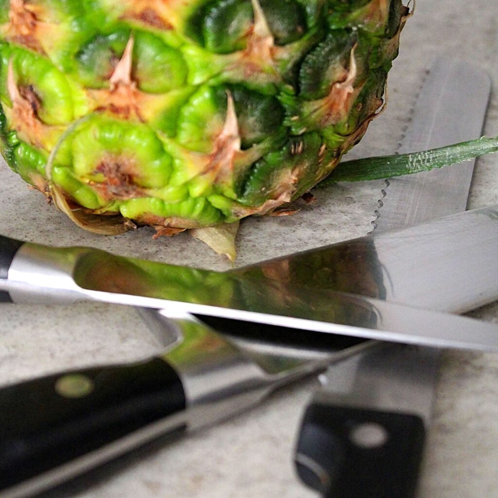 3 essential knifes to chose from to cut a pineapple