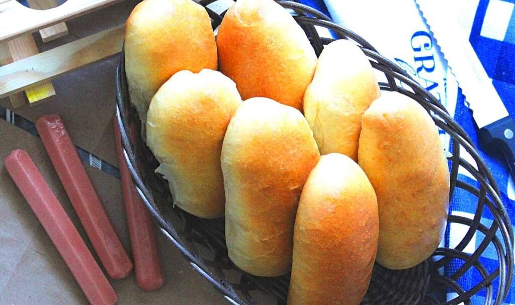 Quick hot dog buns lay on a basquek